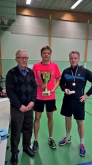Kuvassa palkintoa jakamassa Olavi Ruohonen (vas.), jonka mukaan Ollin Kannu -turnaus nimetty sekä voittaja Marko Marsela (kesk.) ja kakkonen Jaakko Kohtala.